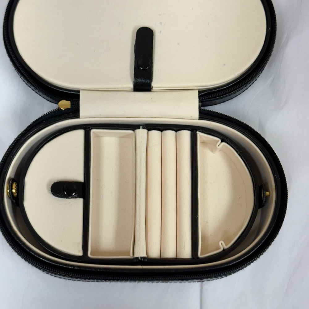 Wolf Heritage Oval Jewelry Zip Case, genuine leather. - Picture 8 of 14